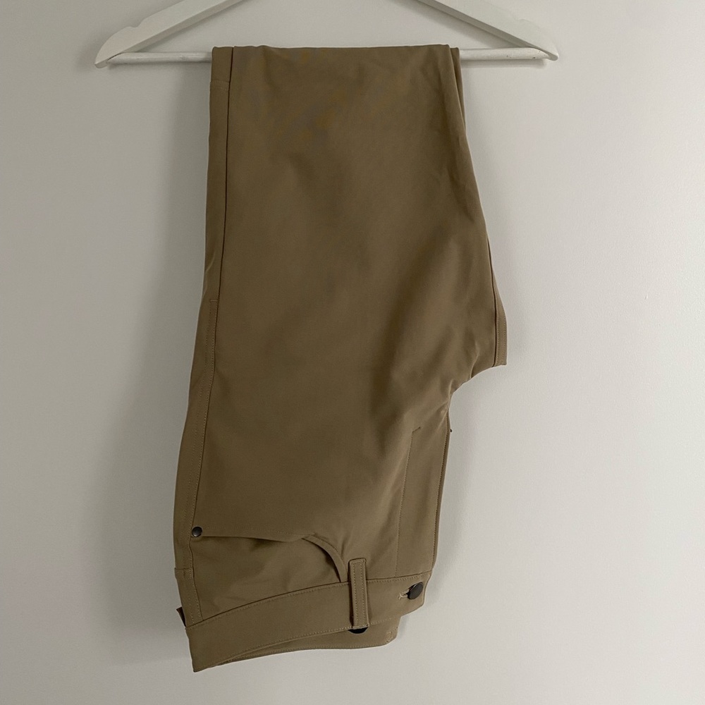 Lululemon ABC 5-Pocket Pant (28”
Waist)